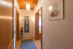 Vorraum mit Garderobe trennt Wohn u. Schlafbereich