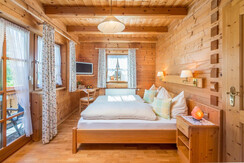 Schlafzimmer mit Balkon und Bergblick