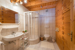 Badzimmer mit Dusche, WC, Haarfön