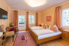 Schlafzimmer mit Flat-Screen, Radio und Balkon