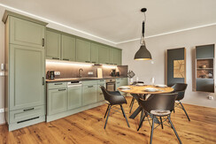 Adler Auszeit Lodge D6_Tauplitz_Küche, Essbereich