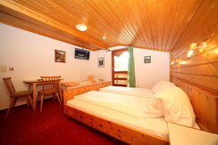 Seperates Schlafzimmer mit eigenen WC und Balkon