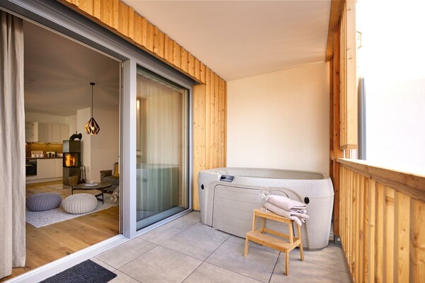 Alm Lodge A5_Tauplitz_Balkon, Whirlpool | © Andreas Maxones