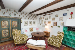 Stube mit gemütlicher Sitzgarnitur