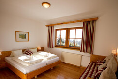 Almdorf_Tonnerhütte_AppArnikaSchlafraum1_(C)Almdor