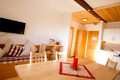 Almdorf_Tonnerhütte_AppArnikaWohnküche2_(C)Almdorf