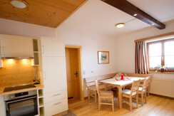 Almdorf_Tonnerhütte_AppArnikaWohnküche3_(C)Almdorf