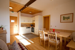 Almdorf_Tonnerhütte_AppArnikaWohnküche1_(C)Almdorf