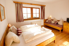 Almdorf_Tonnerhütte_AppArnikaSchlafraum3_(C)Almdor