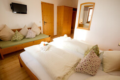 Almdorf_Tonnerhütte_AppArnikaSchlafraum1_2_(C)Almd