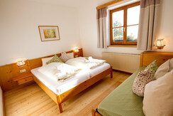 Almdorf_Tonnerhütte_AppArnikaSchlafraum1_1_(C)Almd