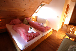 Almdorf_Tonnerhuette_AppSoldanelleSchlafraum1_(C)A