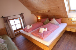 Almdorf_Tonnerhuette_AppSoldanelleSchlafraum2_(C)A