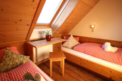 Almdorf_Tonnerhuette_AppSoldanelleKinderzimmer1_(C