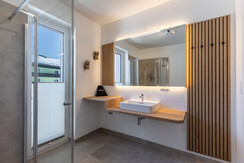 Suite 4 - Thörl 162-23