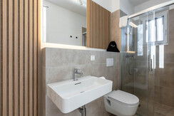 Suite 4 - Thörl 162-8