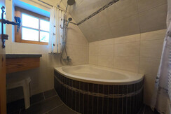 Badezimmer mit Badewanne oval