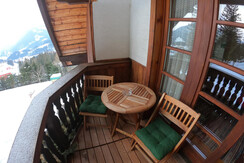 Balkon mit 2 Stühlen und Tisch