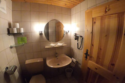 Bad mit WC und Waschbecken