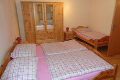 Schlafzimmer 1
