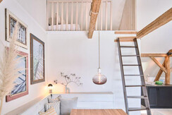 Esstisch mit Blick auf die Galerie