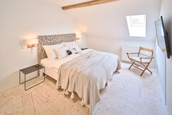 Das gemütliche Schlafzimmer mit Doppelbett und TV.