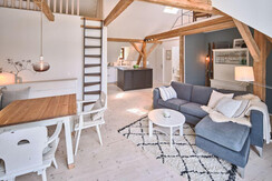 Wohnzimmer mit Essbereich und gemütlichem Sofa