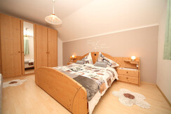 Schlafraum und großer Kleiderschrank