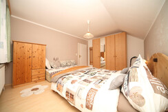 Doppelbett und Couch