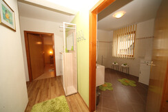 Vorraum mit Blick ins Bad