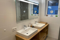 Badezimmer mit Doppelwaschbecken und Dusche