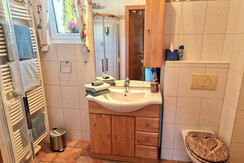 Bad mit Dusche und WC