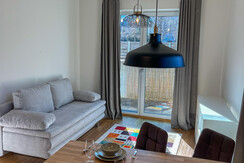 lichtdurchflutetes Wohnzimmer