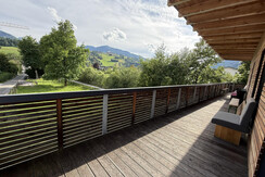 große Terrasse mit Blick ins Grüne