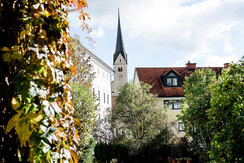 Gartenblick mit Kirche K