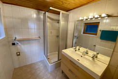 Badezimmer mit Dusche und großem Waschtisch