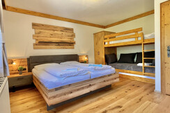 Schlafzimmer mit 3er Stockbett5