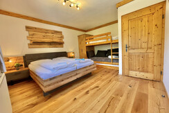 Schlafzimmer mit 3er Stockbett4