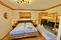 Schlafzimmer mit 3erStockbett
