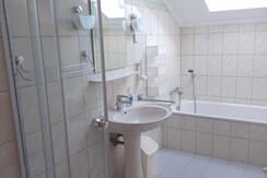 Bad mit Dusche und Badewanne