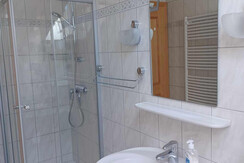 Bad mit Dusche und Badewanne