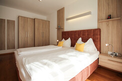 Großzügiges Schlafzimmer 1