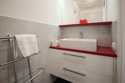 Waschbecken in der separaten Toilette