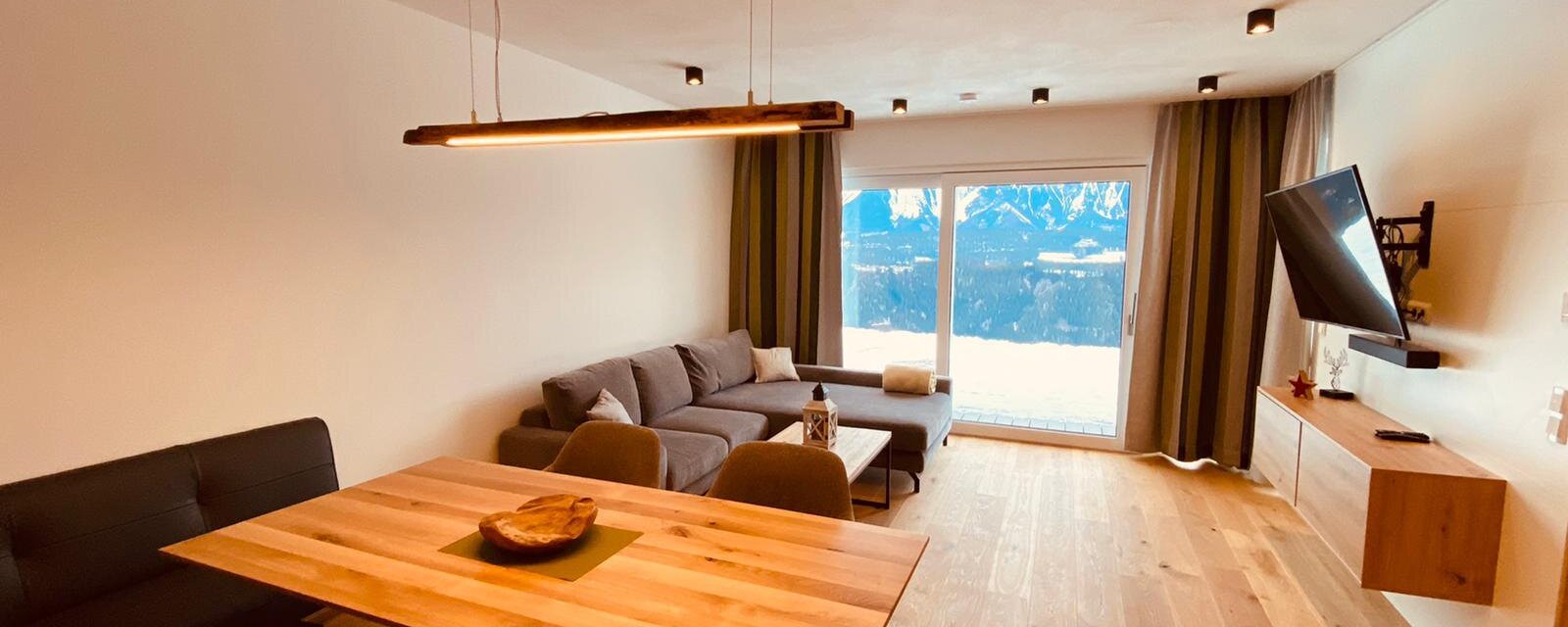 Wohnzimmer_Esstisch_Couch_view
