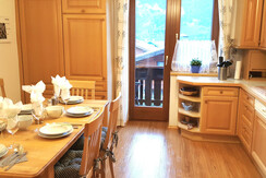 Geräumige Küche mit Balkon