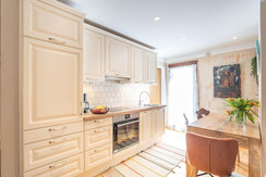 Voll ausgestattete Landhausküche