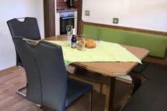 (4) Alpenblick_Appartement Dachstein_Esstisch