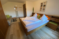 (10) Alpenblick_Appartement Dachstein_Schlafzimmer