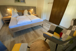 (14) Alpenblick_Appartement Dachstein_Schlafzimmer