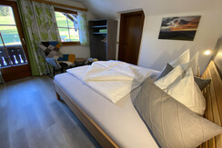 (15) Alpenblick_Appartement Dachstein_Schlafzimmer